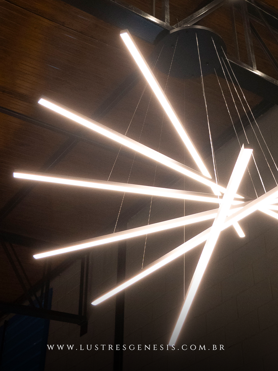 Lustre de LED preto modelo Asterisk sob medida, com design moderno e industrial, ideal para casas com pé direito duplo ou alto, da Lustres Gênesis.